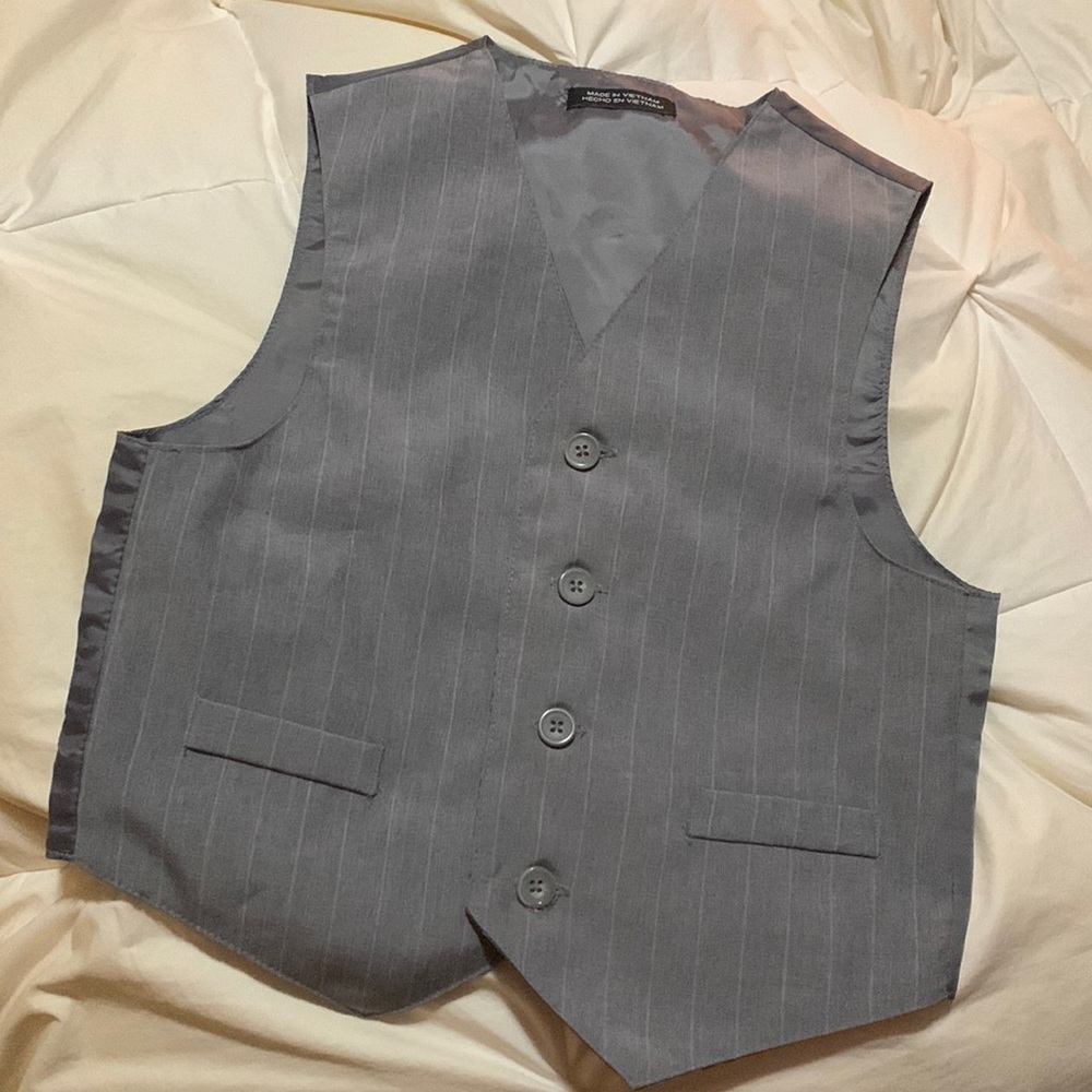👱‍♀️any2/$10👱‍♀️ Boys size 6 Grey Pinstripe formal vest